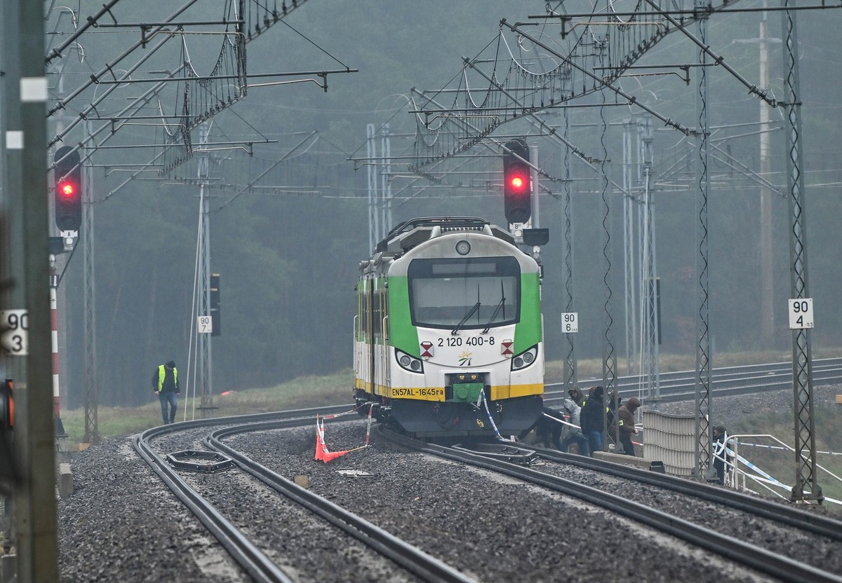 17.11.2025, Polen, Mika: Spezialkräfte und Polizei sind am Ort eines beschädigten Gleisabschnitts auf der Strecke Deblin-Warschau in der Nähe des Bahnhofs des Ortes Mika im Einsatz. Der polnische Mini ...