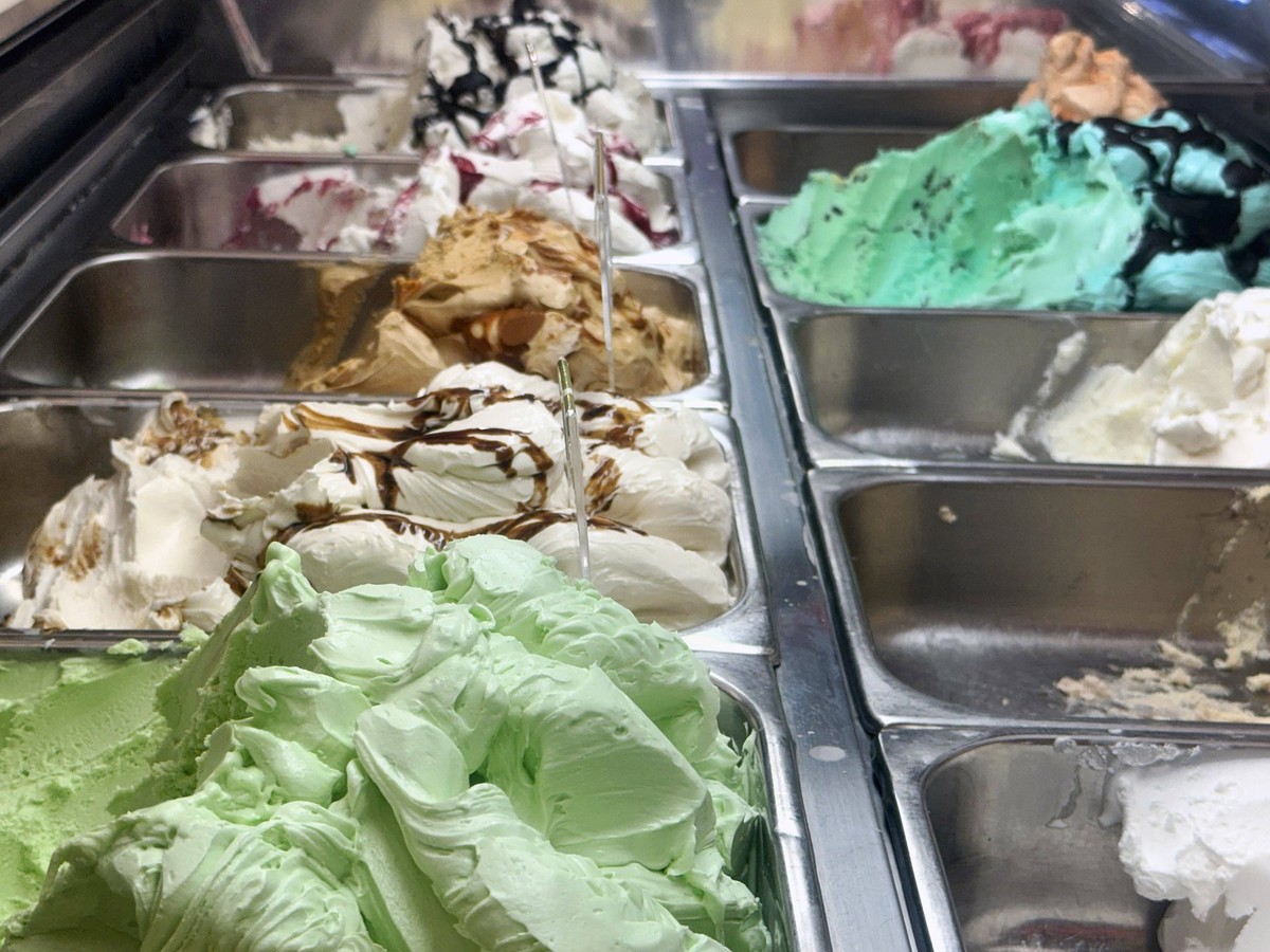 Speiseeis,Eis ,Eistheke in einer Eisdiele, *** Ice cream ,Ice cream counter in an ice cream parlor,