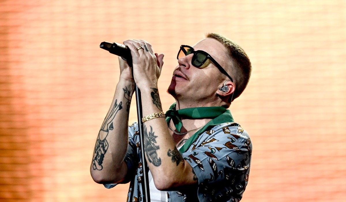 ARCHIV - 10.09.2023, Berlin: Der US-amerikanische Musiker Macklemore steht beim Lollapalooza Festival Berlin auf dem Gel