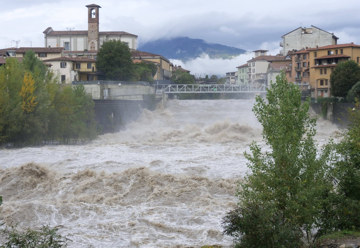 St. Peter s Bridge/Bergamo: River Brembo in flood with record flow due to heavy rains that hit Lombardy. Several bridges and roads closed. Red alert continues. Lombardy Italy PUBLICATIONxINxGERxSUIxAU ...