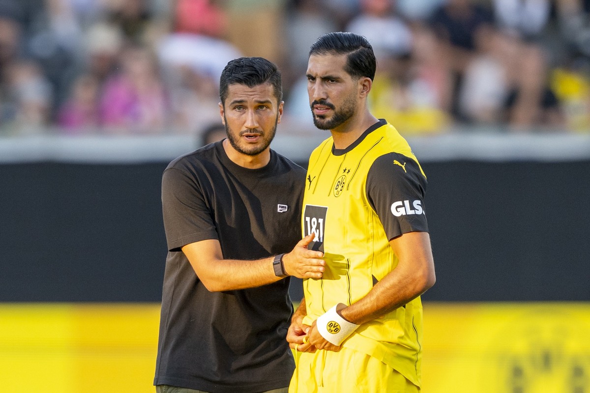 06.08.2024, Österreich, Altach: Fußball: Testspiele, Borussia Dortmund - FC Villarreal: Dortmunds Trainer Nuri Sahin (l.) spricht mit Dortmunds Emre Can. Foto: David Inderlied/dpa +++ dpa-Bildfunk +++
