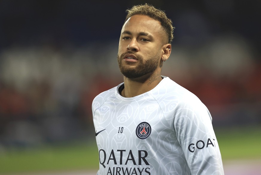 PSG's Neymar warms up prior to the French League One soccer match between Paris Saint-Germain and Nice at the Parc des Princes in Paris, Saturday, Oct. 1, 2022. (AP Photo/Aurelien Morissard)