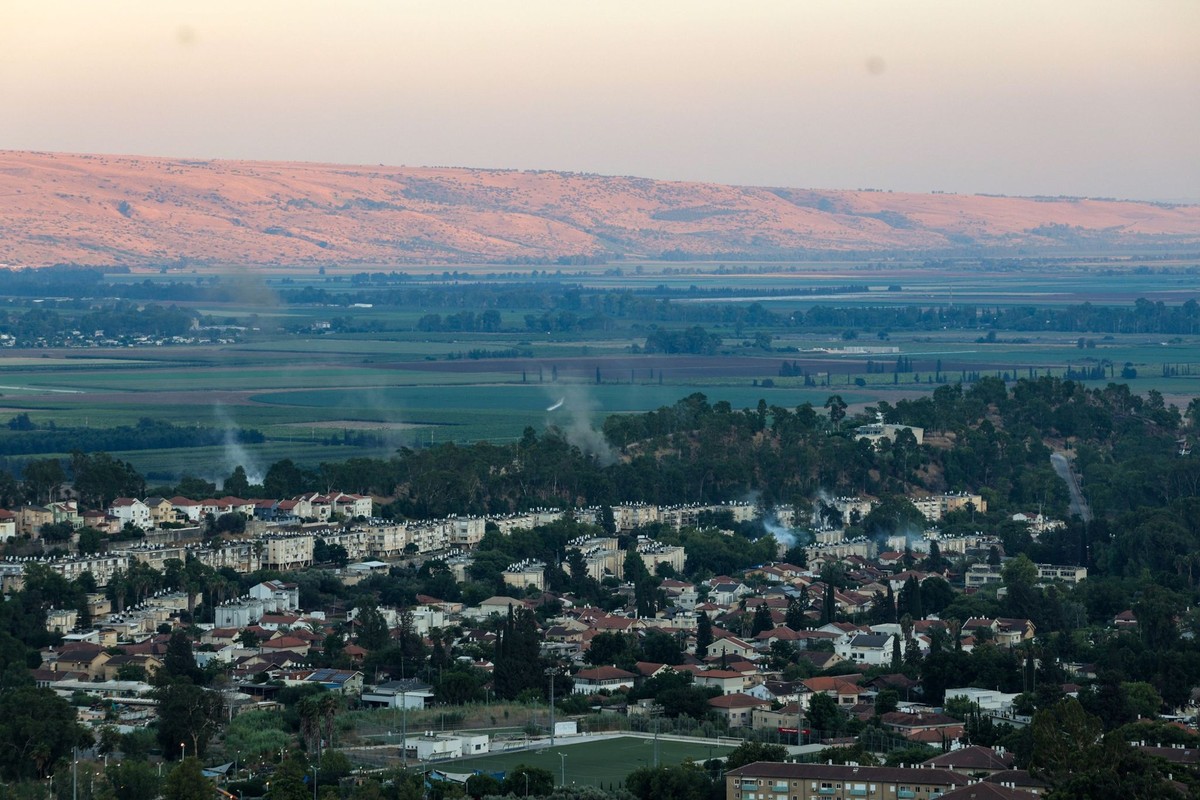 16.07.2024, Israel, Kirjat Schmona: Rauchschwaden steigen nach Raketenangriffen aus dem Libanon in der Stadt Kiryat Shmona auf. Foto: David Cohen/JINI/XinHua/dpa - ACHTUNG: Nur zur redaktionellen Verw ...