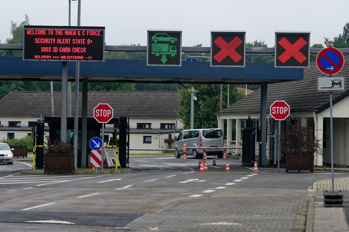 14.08.2024, Nordrhein-Westfalen, Geilenkirchen -Teveren: Schilder weisen auf Kontrollen an der Einfahrt zur Nato Airbase in Geilenkirchen - Teveren hin. Polizei und Staatsschutz ermitteln nach einem S ...