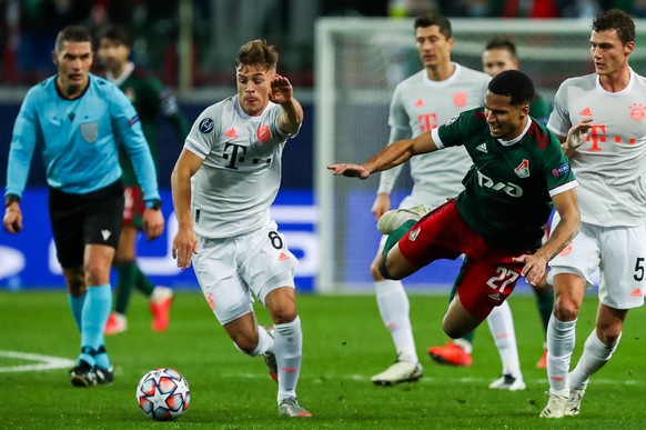 Sport Bilder des Tages MOSCOW, RUSSIA OCTOBER 27, 2020: Bayern Munichs Joshua Kimmich and Lokomotiv Moscows Murilo Cerqueira L-R front in their 2020/21 UEFA Champions League Group A Round 2 football m ...