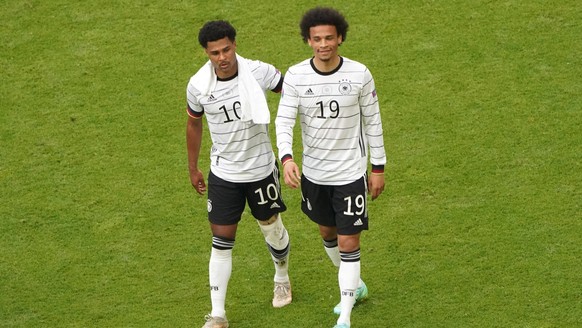 Serge Gnabry (l.) und Leroy Sané tragen hier das Trikot während der EM im Sommer 2021. Zur WM in Katar kommt ein neues heraus.