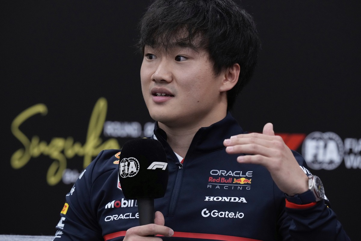 03.04.2025, Japan, Suzuka: Formel 1, Pressekonferenz des Weltverbands vor dem Großen Preis von Japan, der japanische Red-Bull-Pilot Yuki Tsunoda antwortet auf die Frage eines Journalisten während eine ...