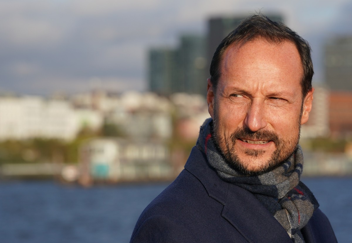 08.11.2023, Hamburg: Der norwegische Kronprinz Haakon steht während einer Hafenrundfahrt an Deck der Barkasse &quot;Commodore&quot;. Der norwegische Kronprinz ist zu einem viertägigen Besuch nach Deut ...
