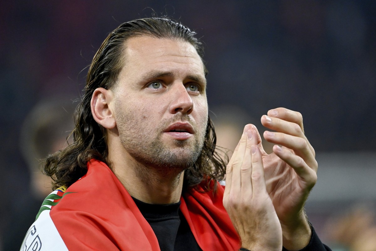 Hungary&#039;s Adam Szalai makes his farewell in front of the fans after his last appearance as a national player in the UEFA Nations League soccer match between Hungary and Italy, at the Puskas Arena ...