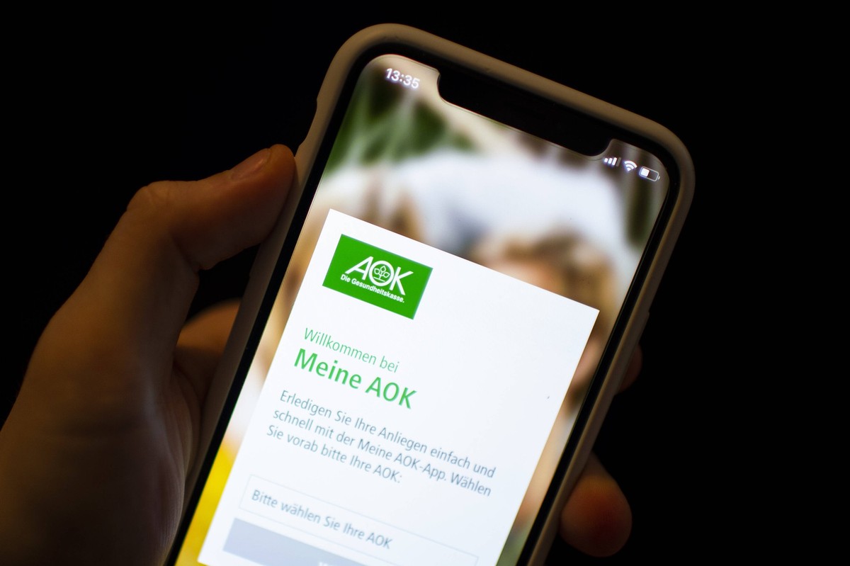 Feature Apotheke Die App der Krankenkasse AOK auf einem Smartphone. Foto: Wedel/Kirchner-Media Nordrhein-Westfalen Deutschland *** Feature Pharmacy The app of the health insurance AOK on a smartphone  ...
