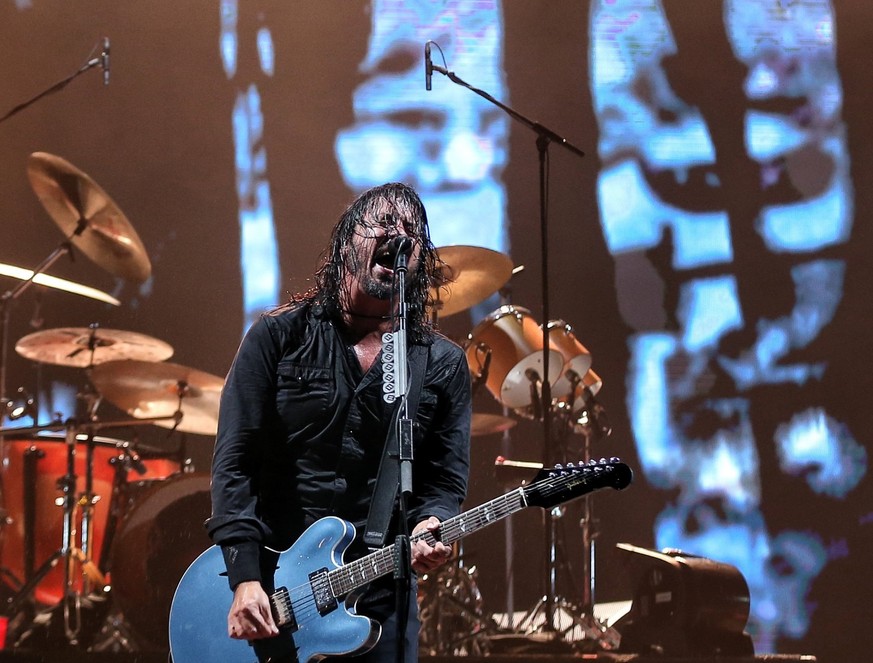 ARCHIV - 01.10.2019, Kolumbien, Bogota: Die Band Foo Fighters mit Frontmann Dave Grohl stehen auf der Bühne. Die US-Rockband Foo Fighters will zum ersten Mal seit dem Tod ihres Schlagzeugers wieder an ...