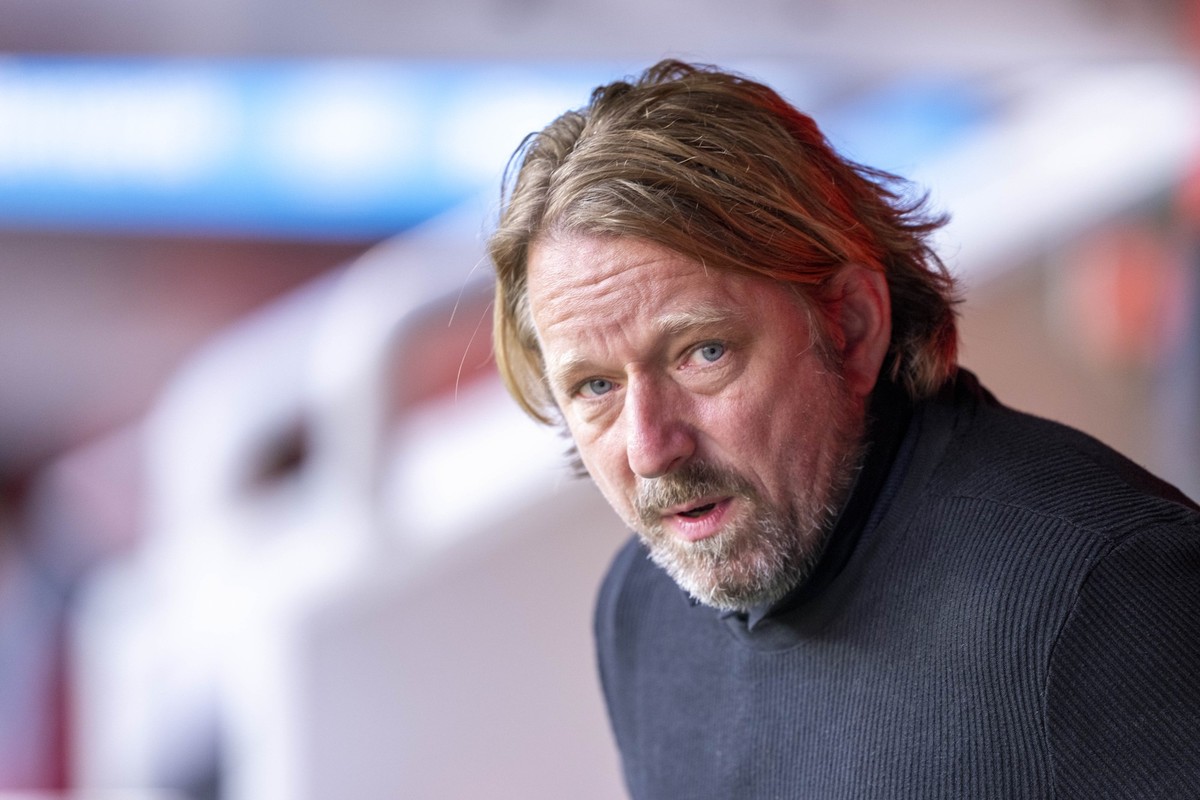ARCHIV - 12.11.2022, Nordrhein-Westfalen, Leverkusen: Fußball: Bundesliga, Bayer 04 Leverkusen - VfB Stuttgart, 15. Spieltag, BayArena: Stuttgart Sportdirektor Sven Mislintat betritt das Stadion. (zu ...
