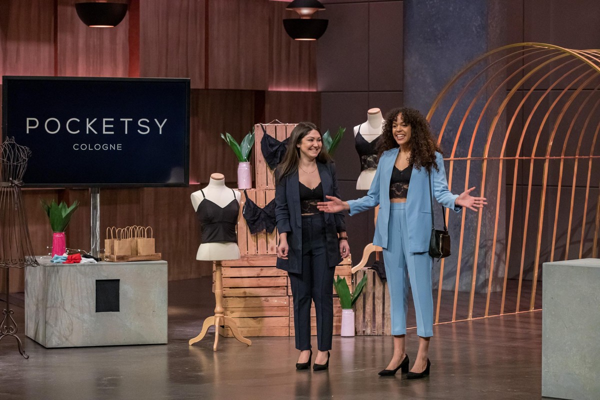 Dilara Cakirhan (l.) und Paula Essam aus Köln präsentieren mit "POCKETSY" ein Bralette mit integrierten Taschen. Sie erhoffen sich ein Investment von 100.000 Euro für 15 Prozent der Anteile ...