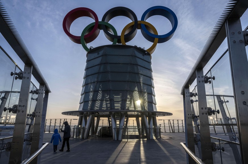 Die Olympischen Ringe auf dem Olympischen Turm in Peking in der Nähe des Nationalstadions.