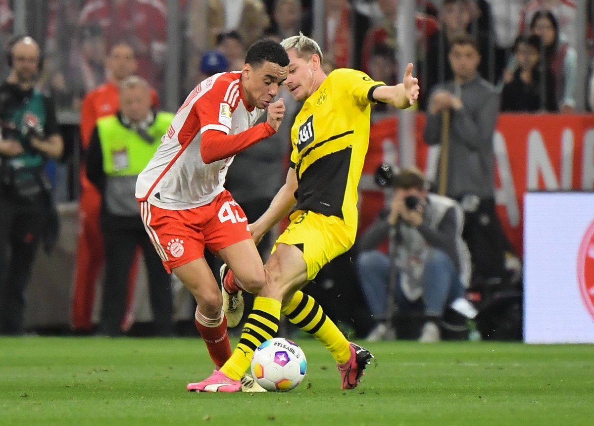 30.03.2024, xemx, Fussball 1.Bundesliga, FC Bayern Muenchen - Borussia Dortmund emspor, v.l. Jamal Musiala FC Bayern Muenchen, Julian Ryerson Borussia Dortmund Zweikampf, Aktion, action, battle for th ...