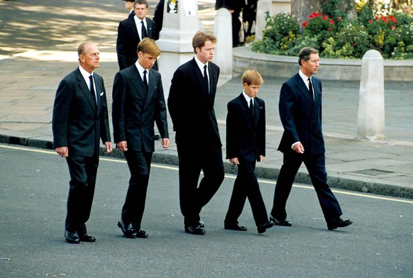 Hier sind die Royals bei der Beerdigung von Diana im Jahr 1997 zu sehen.