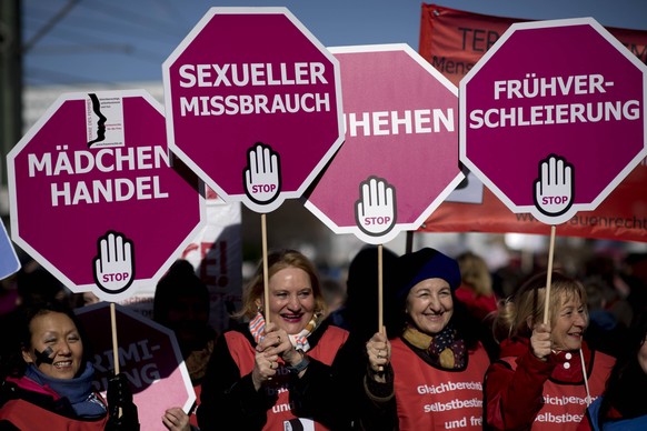 International Woman s Day Berlin DEU, Deutschland, Germany, Berlin, 08.03.2019 Demonstranten von Terre Des Femmes mit Plakat Stop Sexuellen Missbrauch und Maedchenhandel auf dem Internationalen Frauen ...