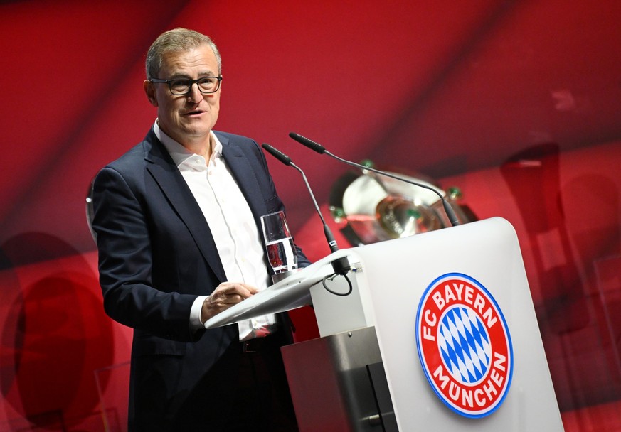 12.11.2023, Bayern, München: Fußball: Bundesliga, Jahreshauptversammlung des FC Bayern München. Der Vorstandsvorsitzende des FC Bayern München, Jan-Christian Dreesen, spricht bei der Jahreshauptversam ...