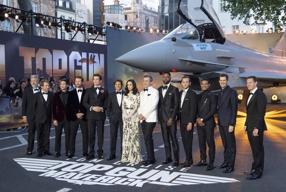 Top Gun: Maverick Royal Film Performance London, UK. Christopher McQuarrie, Jerry Bruckheimer, Danny Ramirez, Glen Powell, Miles Teller, Tom Cruise, Jennifer Connelly, Jon Hamm, Jay Ellis, Lewis Pullm ...