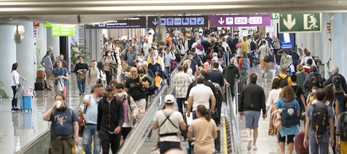 Touristen am Flughafen PMI Palma de Mallorca International auf der Mittelmeerinsel MallorcaTouristen am Flughafen PMI Palma de Mallorca International auf der Mittelmeerinsel Mallorca, Palma Mallorca S ...