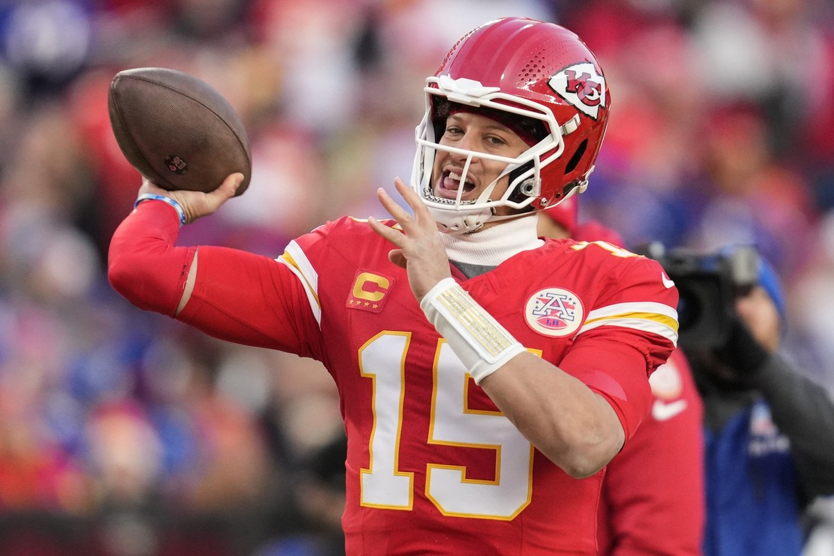 Kansas City Chiefs quarterback Patrick Mahomes (15) warms up before the AFC Championship NFL football game against the Buffalo Bills, Sunday, Jan. 26, 2025, in Kansas City, Mo. (AP Photo/Ashley Landis ...