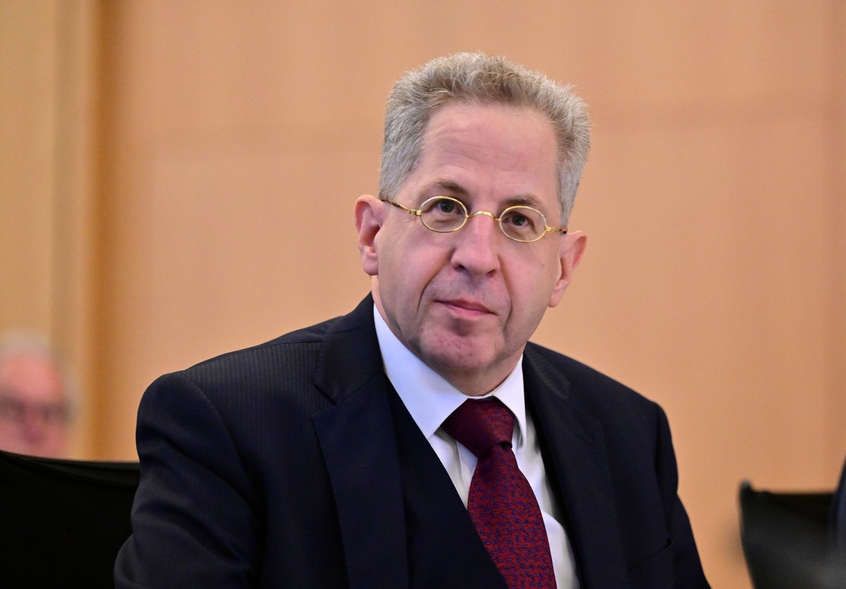 24.10.2023, Thüringen, Erfurt: Hans-Georg Maaßen (CDU), ehemaliger Verfassungsschutz-Chef, sitzt als Zeuge im Untersuchungsausschuss im Thüringer Landtag. Der Parlamentarische Untersuchungsausschuss & ...