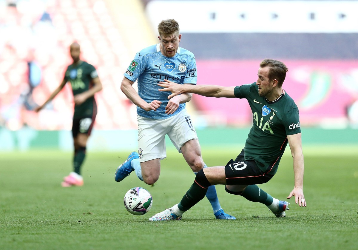 Harry Kane (r.) im Zweikampf mit Manchester Citys Kevin De Bruyne