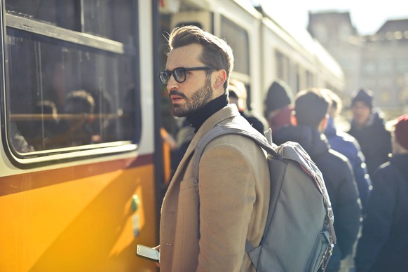 Mann steigt in Ubahn