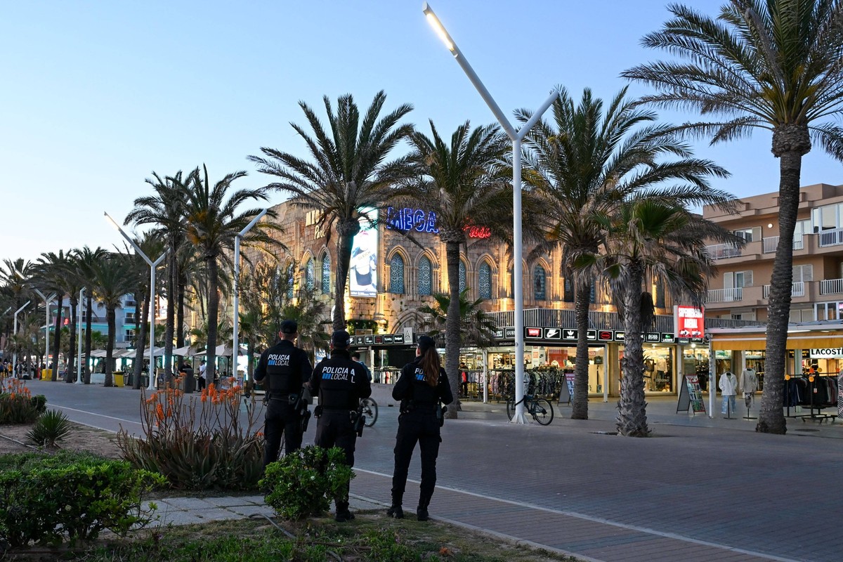 Bild zeigt: Der Megapark von außen bei beginnender Dunkelheit, davor die neu errichteten Straßenleuchten, 28.04.2025, Playa de Palma, Mallorca, Impressionen von der Playa de Palma *** Picture shows Th ...