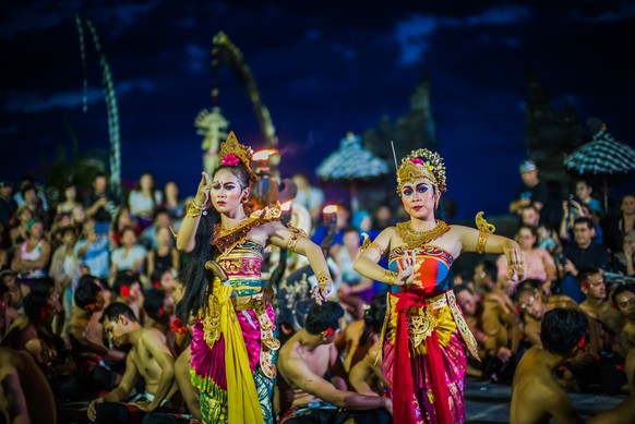 Legong und Barong sind auf Bali traditionelle Tänze.