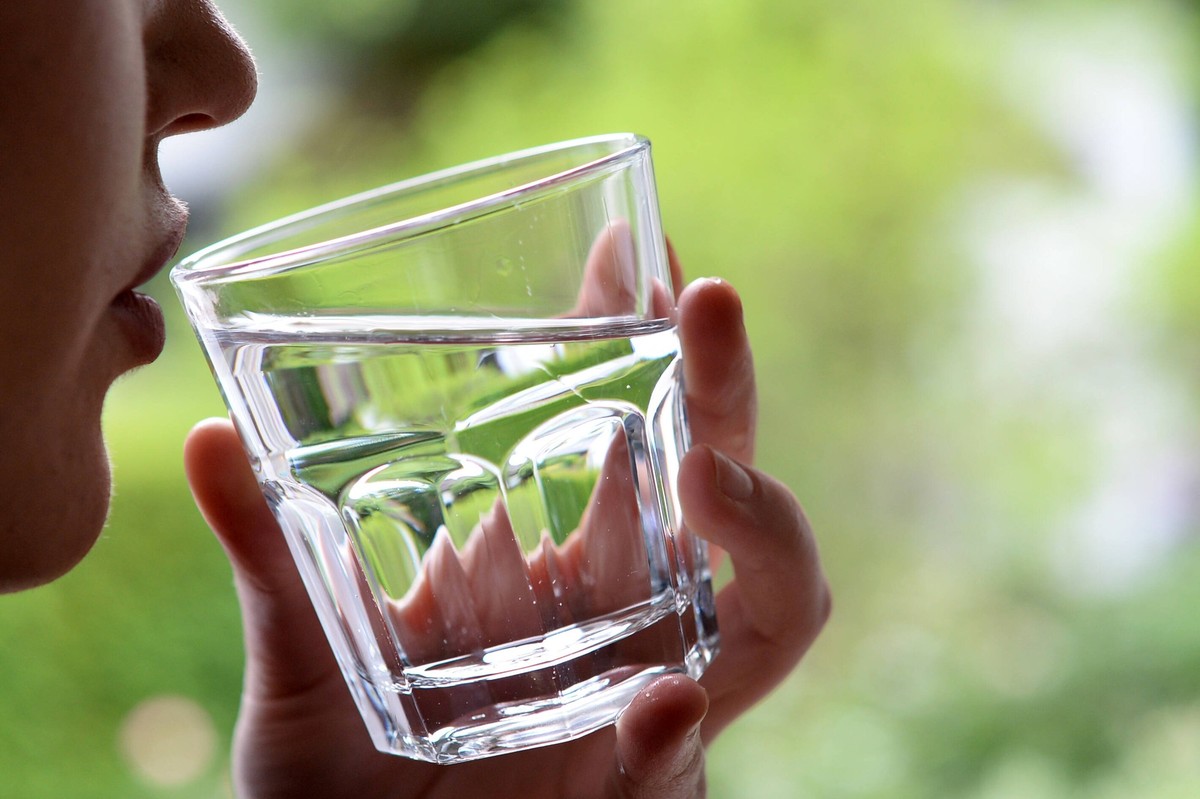 Symbolfoto- junge Frau model released trinkt Mineralwasser aus einem Glas *** Symbol photo young woman model released drinking mineral water from a glass