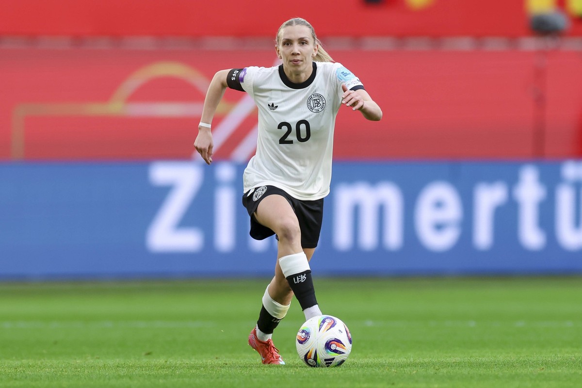 Elisa Senss Germany kontrolliert den Ball, UEFA Women s Nations League 2024/25 Grp A1 MD4, Germany and Scotland, VfL Wolfsburg Arena am 08. April 2025 in Wolfsburg, Deutschland. Foto von Marco Steinbr ...