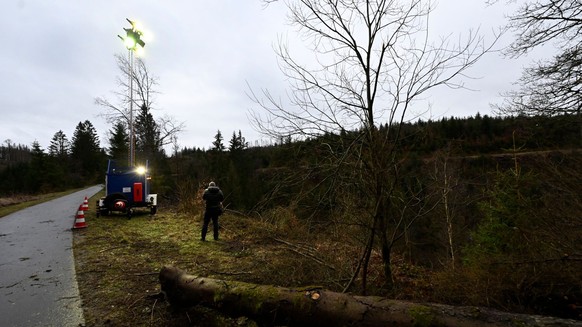 13.03.2023, Nordrhein-Westfalen, Freudenberg: Ein Scheinwerfer des Technischen Hilfswerks (THW) Siegen steht in einem Waldstück, in dem gestern die Leiche eines 12-jährigen Mädchens gefunden worden is ...