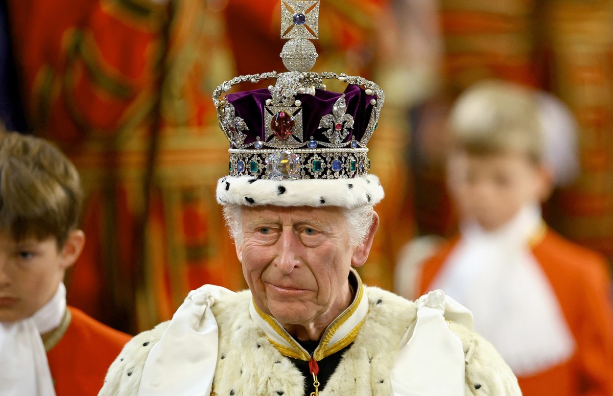 17.07.2024, Großbritannien, London: Großbritanniens König Charles III. trägt die Imperial State Crown am Tag der Eröffnung des Parlaments im Palace of Westminster. Foto: Hannah McKay/POOL Reuters/AP/d ...