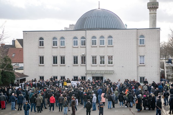 21.02.2020, Bremen: Teilnehmer einer Mahnwache haben sich vor der Fatih-Moschee versammelt. Nach dem Terrorakt in Hanau und einer Bombendrohung gegen die Bremer Moschee am Mittwoch (19.02.2020) wird e ...