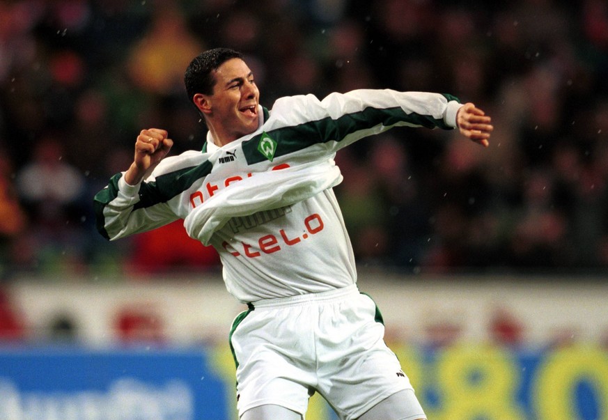 Claudio Pizarro (Werder) Siegerpose

Claudio Pizarro Werder Pose winner