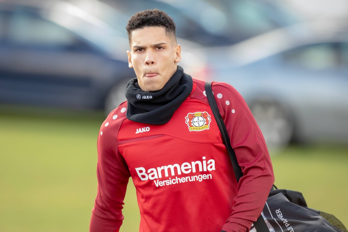 Paulinho ( 7, Bayer 04 Leverkusen) auf dem Weg zum Training Training Bayer 04 Leverkusen, Fussball, 1. Bundesliga, 04.12.18 Leverkusen NRW Deutschland Trainingsgelaende BayArena *** Paulinho 7 Bayer 0 ...