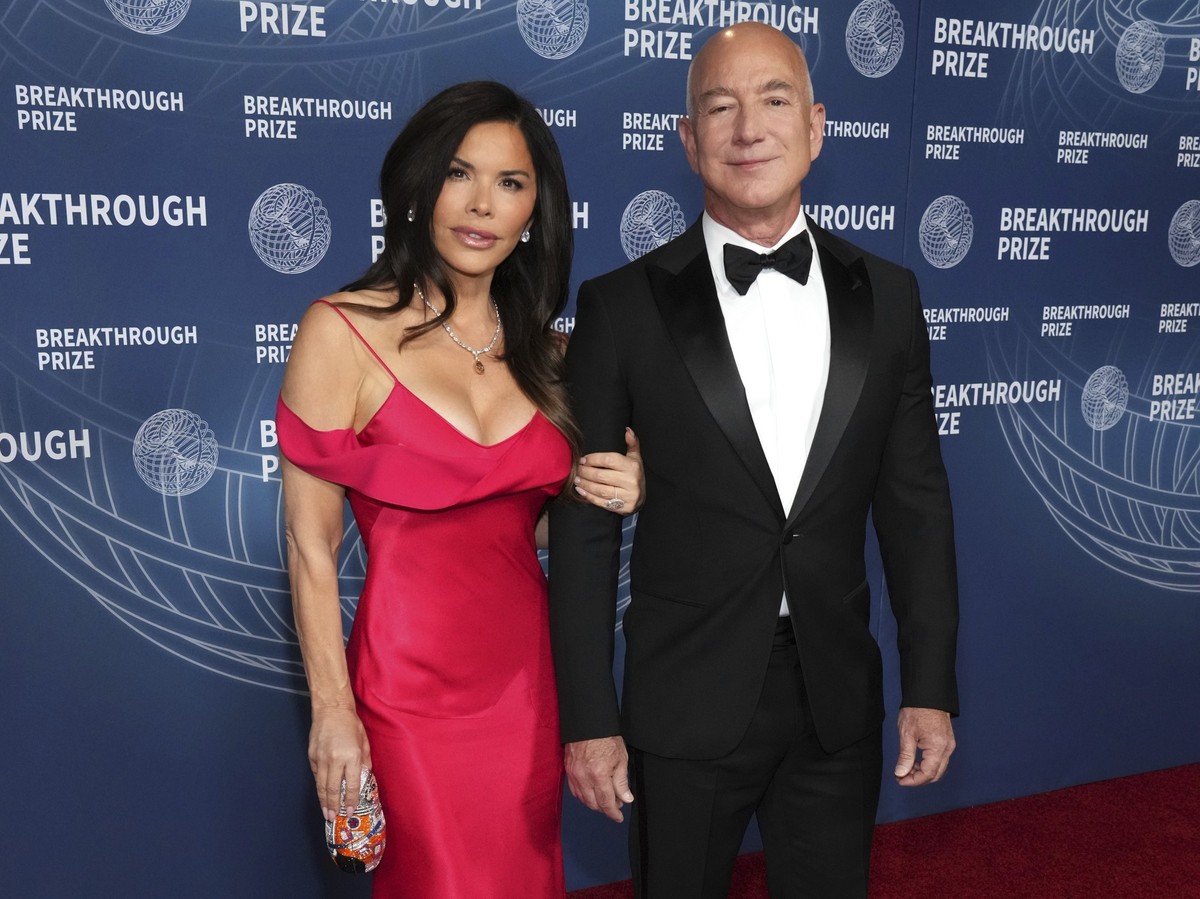 ARCHIV - 05.04.2025, USA, Los Angeles: Lauren Sanchez, links, und Jeff Bezos kommen zur 11. Verleihung des Breakthrough Prize in Los Angeles. Die Breakthrough Preise werden für herausragende wissensch ...