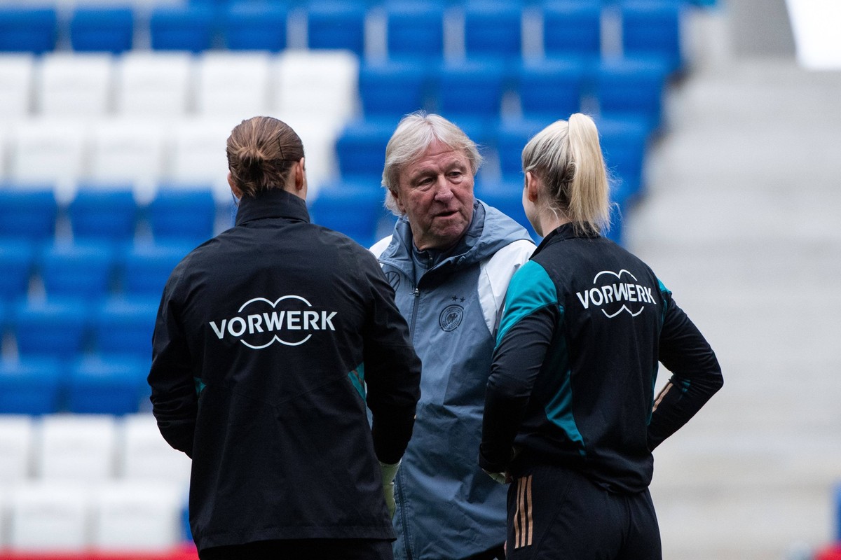 Horst Hrubesch Deutschland, Interims - Trainer mit Ann-Katrin Berger Deutschland, 01, Stina Johannes Deutschland, 12, GER, MD-1 Abschlusstraining DFB Frauen Nationalmannschaft Deutschland, UEFA Frauen ...