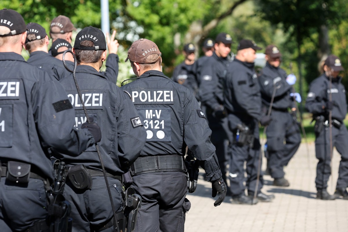 ARCHIV - 15.09.2023, Mecklenburg-Vorpommern, Pragsdorf: Polizisten durchk�mmen den Bereich rund um den Tatort am See, wo im September 2023 ein schwer verletzter Junge gefunden wurde, der sp�ter an sei ...