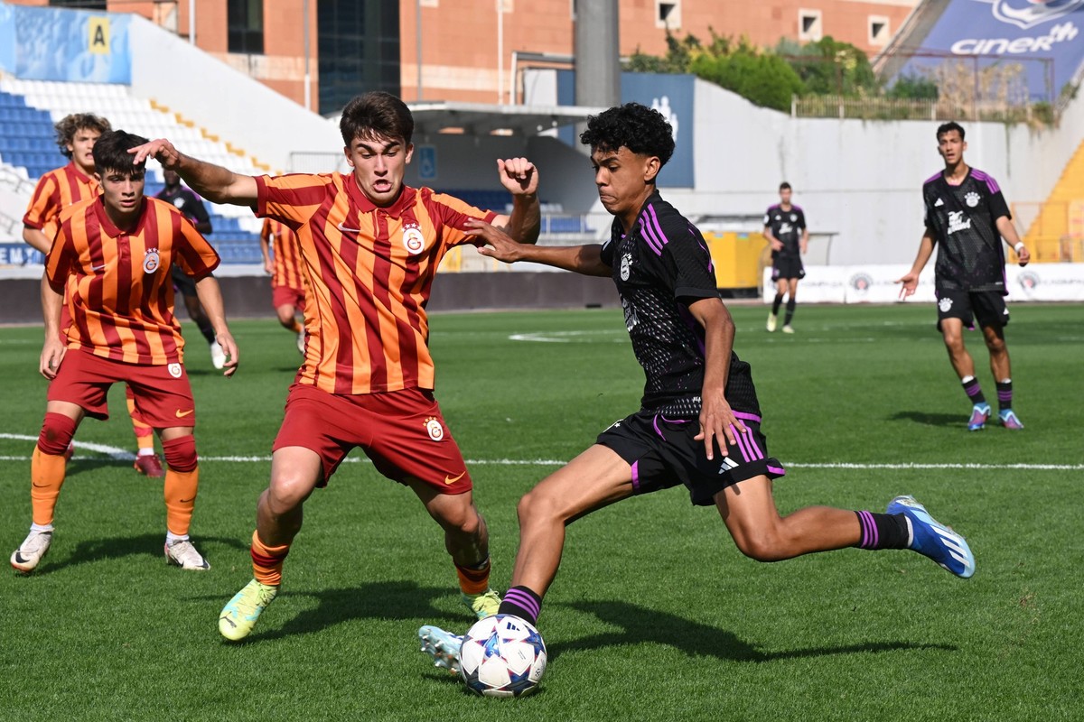 ISTANBUL - l-r Ali Turap Bulbul of Galatasaray U19, Adam Aznou of FC Bayern Munich U19 during the UEFA Youth League Group A match between Galatasaray and FC Bayern Munich at Recep Tayyip Erdogan Stadi ...