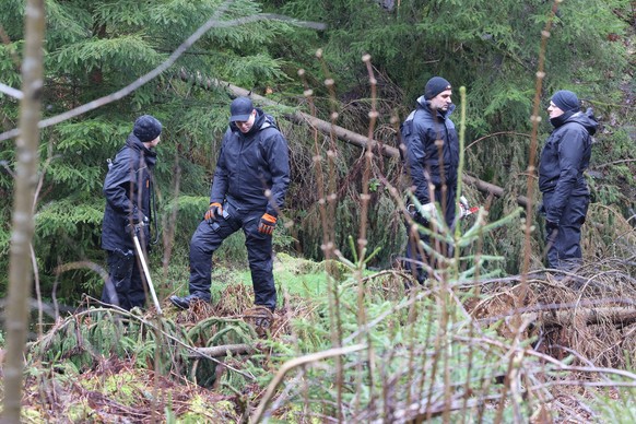 Im Bereich des Fundortes der ermordeten Luise F. aus Freudenberg fanden durch Polizeieinsatzkraefte Polizeieinsatzkräfte Suchmassnahmen nach der Tatwaffe statt. Es kamen u.a. Metalldetektoren zum Eins ...