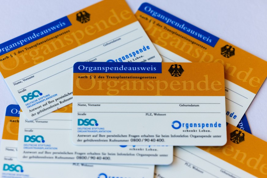 31.05.2023, Nordrhein-Westfalen, D�sseldorf: Organspendeausweise, aufgenommen bei einer Pressekonferenz zum Tag der Organspende mit Gesundheitsminister Laumann (CDU) in der Landespressekonferenz im La ...