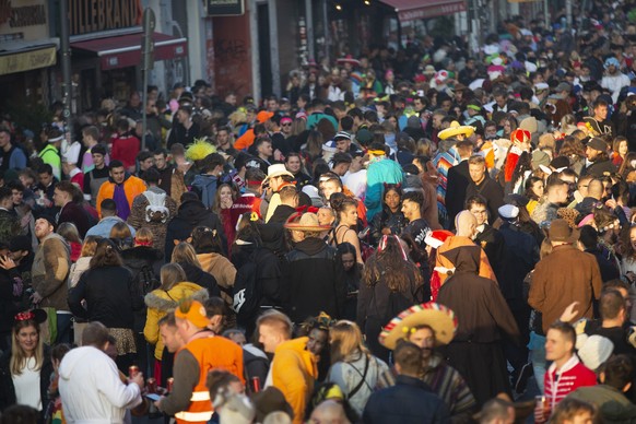 Ebenfalls Köln: Zwei Tage nach dem Warnstreik des Klinikpersonals feierten zahlreiche Menschen (hier im 2G-Bereich) ausgelassen Karneval.
