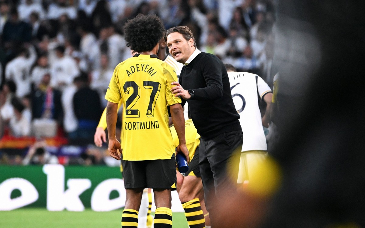 Fussball, Champions League Finale, Saison 2023/2024, Wembley Stadium London: Bor. Dortmund - Real Madrid Cheftrainer Edin Terzic BVB, Karim Adeyemi BVB. Aktion UEFA REGULATIONS PROHIBIT ANY USE OF PHO ...