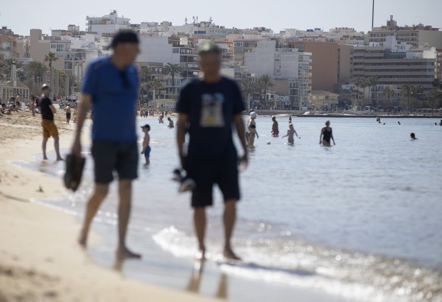 06.04.2024, Spanien, Palma: Menschen spazieren am Strand von Arenal auf Mallorca. Die Mittelmeer-Insel ist - wie andere Regionen Spaniens - nicht nur bei Touristen, sondern auch bei ausländischen Immo ...