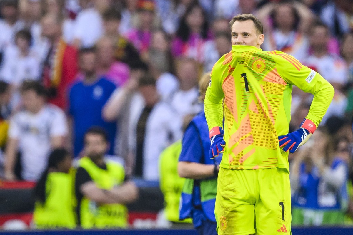 ARCHIV - 05.07.2024, Baden-Württemberg, Stuttgart: Fußball: EM, Spanien - Deutschland, Finalrunde, Viertelfinale, Stuttgart Arena, Deutschlands Torhüter Manuel Neuer reagiert nach dem Spiel unzufriede ...