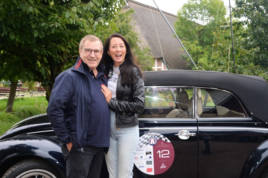 Hamburg der 25.09.2021 - Jan Hofer mit Ehefrau Phong Lan Hofer, Kaffeestopp im Alten Land auf dem Harmshof in Jork-K