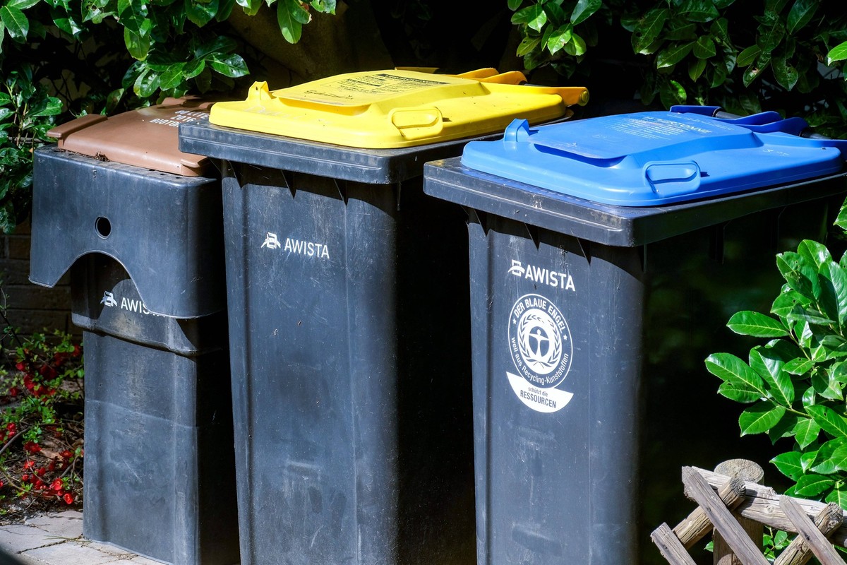 Düsseldorf 01.03.2024 gelbe Tonne Mülltonne Kunststoff Plastik Recycling Müll Abfall Wohlstandsmüll Wohlstandsgesellschaft Verpackung Verpackungsmüll Altpapier Zeitungspapier Papier Papiertonne Plasti ...