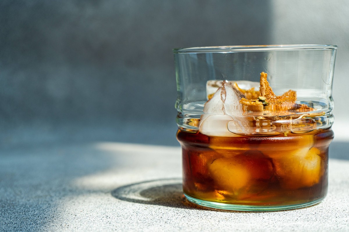 Closeup of glass of whiskey with ice and orange peel placed on gray background MR AnnaBogush_ID16128_490968_007 Copyright: xAnnaxBogushx